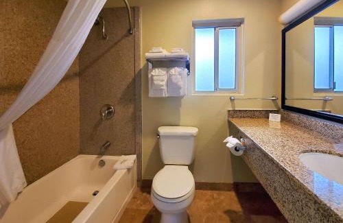 Southwest Anaheim Hotel | Quality Inn & Suites Anaheim at the Park