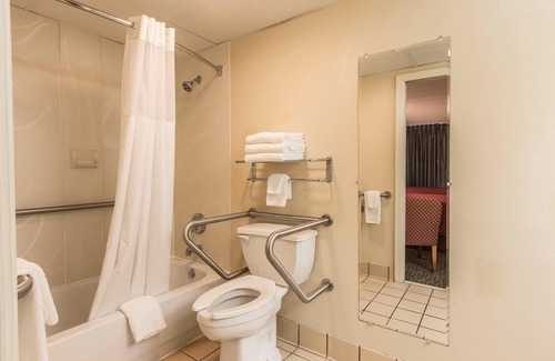 Easley Hotel | Quality Inn & Suites Easley - Greenville