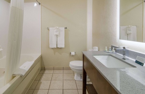 Roanoke Hotel | Quality Inn & Suites Roanoke - Fort Worth North