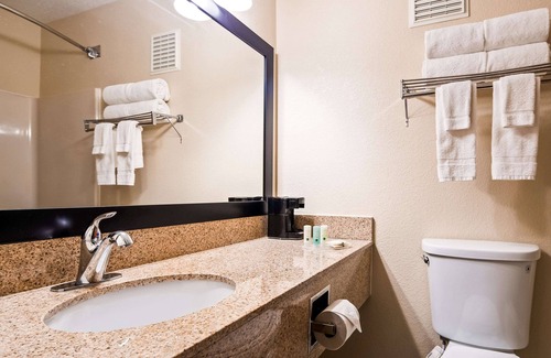 Tomah Hotel | Quality Inn