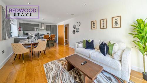 Camberley Apartamento | Quality Serviced Apartments in Camberley Town Centre, Free WiFi By Redwood Stays