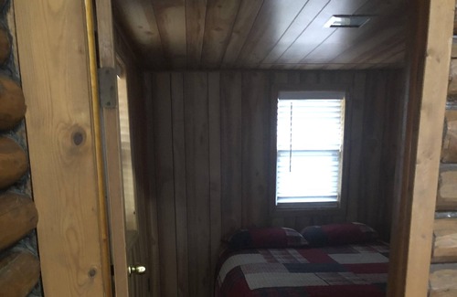 Gaylord Cabina | Quant Two Bedroom Cabin With Great Views of Otsego Lake With a Sandy Beach