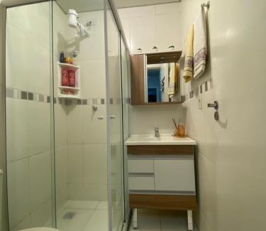 Zona Industrial Norte Apartamento | Quarto aconchegante com banheiro