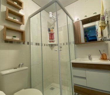 Zona Industrial Norte Apartamento | Quarto aconchegante com banheiro
