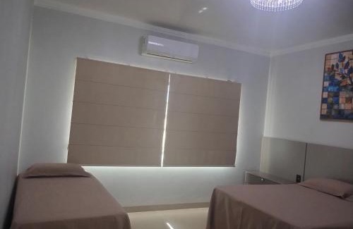Sinop Apartamento | Quarto com ar e banheiro estacionamento e Wi-Fi
