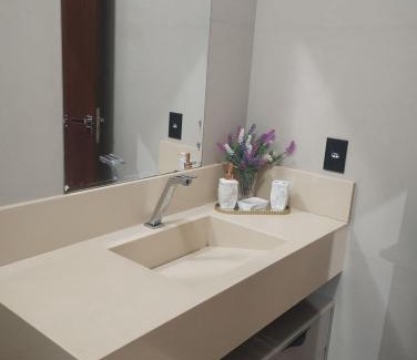 Sinop Apartamento | Quarto com ar e banheiro estacionamento e Wi-Fi