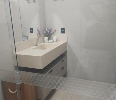 Sinop Apartamento | Quarto com ar e banheiro estacionamento e Wi-Fi