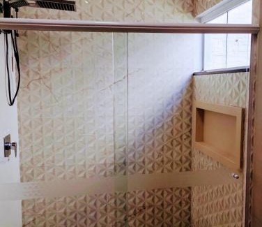 Sinop Apartamento | Quarto com ar e banheiro estacionamento e Wi-Fi