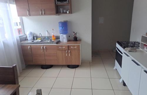 Parque Pampulha Casa | Quarto confortável com armário smart tv e ventilador
