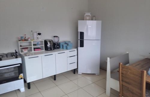 Parque Pampulha Casa | Quarto confortável com armário smart tv e ventilador