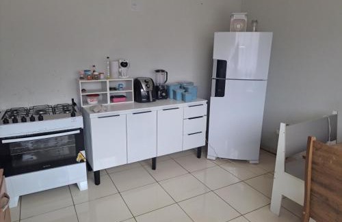 Parque Pampulha Casa | Quarto confortável com armário smart tv e ventilador