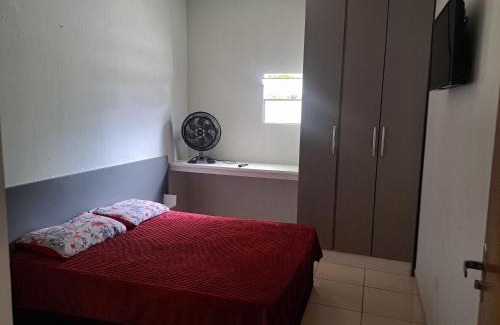 Parque Pampulha Casa | Quarto confortável com armário smart tv e ventilador
