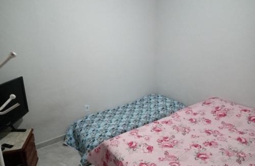 Ponte dos Leites Casa | Quarto,cozinha,banheiro e área externa compartilhada