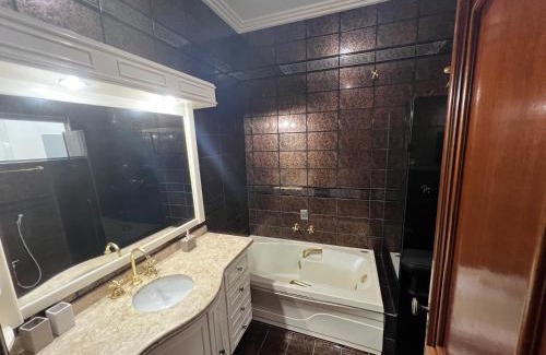 Sinop Casa | Quarto no centro com 2 camas e hidromassagem