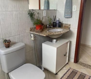 Alfenas Casa | Quarto para casal com banheiro individual exclusivo para o hóspede em apartamento compartilhado