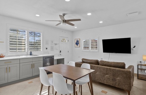 Quartz Hill Apartamento | Quartz Hill Studio: Kitchen, TV, Washer/Dryer