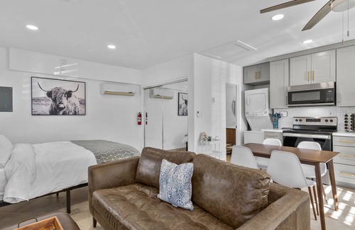 Quartz Hill Apartamento | Quartz Hill Studio: Kitchen, TV, Washer/Dryer