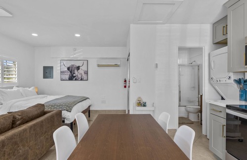 Quartz Hill Apartamento | Quartz Hill Studio: Kitchen, TV, Washer/Dryer