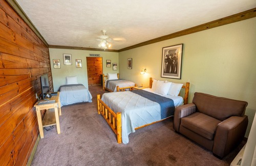 Buchanan Casa | Queen and 2 Twin Beds Room