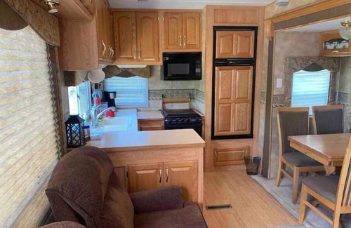 Swanlake Casa | Queen and twin bed Trailer with Kayaks on private beach, Hammocks, tiki torches