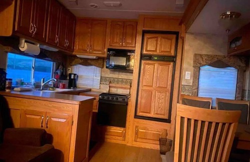 Swanlake Casa | Queen and twin bed Trailer with Kayaks on private beach, Hammocks, tiki torches