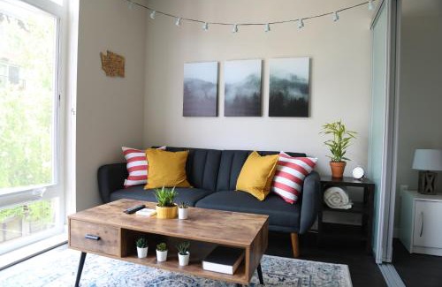 Lower Queen Anne Apartamento | Queen Anne Abode - 1 Block from CPA! - Free Parking!