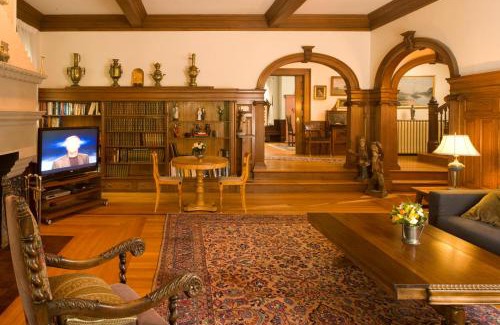 Brookline Casa | Queen Anne Brookline B&B
