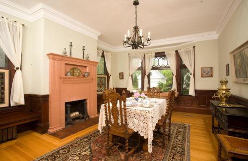 Brookline Casa | Queen Anne Brookline B&B