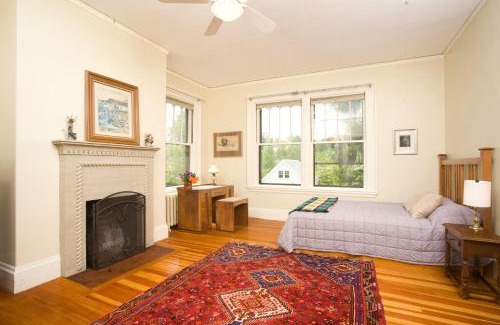 Brookline Casa | Queen Anne Brookline B&B