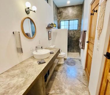 San Francisco Apartamento | Queen Bed, Full Kitchen, Air Conditioning, Pool, Fast Wifi - Mar at Casa Calavera