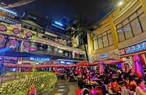 Bagumbayan Apartamento | Queen Bed, Sauna, Gym & Captivating Views