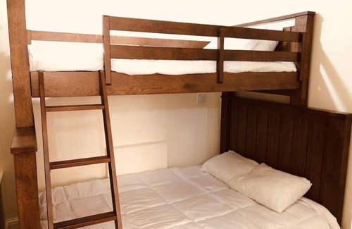 Pacific Grove Hotel | Queen Bed with Bunk bed