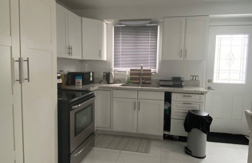 Lakeview Casa | QUEEN BEDROOM #1 WITH FREE PARKING
