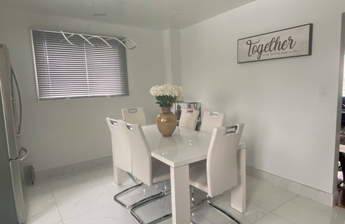 Lakeview Casa | QUEEN BEDROOM #1 WITH FREE PARKING