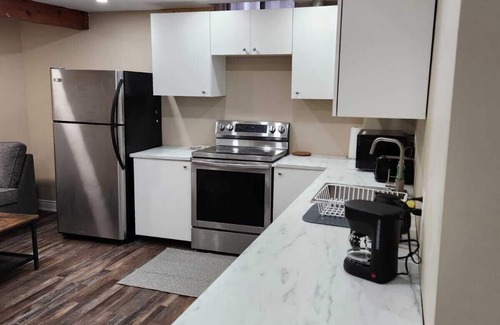 East Credit Casa | Queen Bedroom Apartment Mississauga Toronto