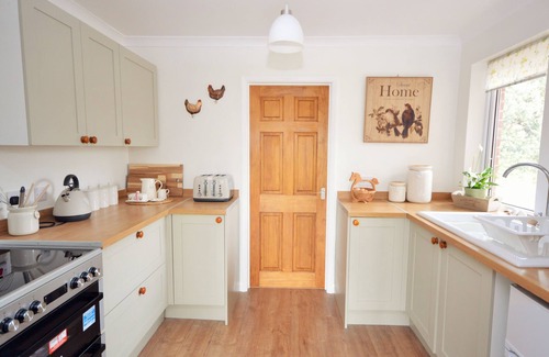 Sandown Cabaña | Queen Bower Farm Lodge - un bungalow con capacidad para 4 personas en 3 habitaciones
