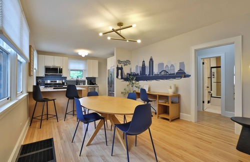 Hyde Park Casa | Queen City Blue- Historic Charmer Luxurious Living