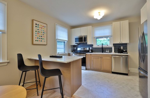 Hyde Park Casa | Queen City Blue- Historic Charmer Luxurious Living