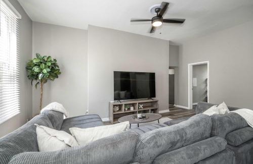 Roselawn Finance Casa | Queen City Grand House