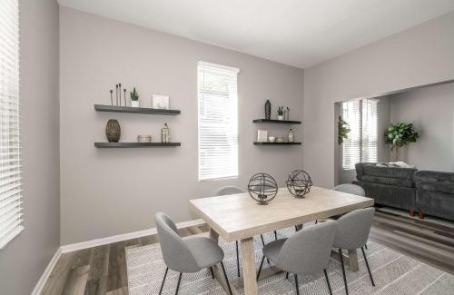 Roselawn Finance Casa | Queen City Grand House