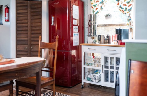 Staunton Apartamento | Queen City Hideaway - walk downtown, newly reno, classic, and cozy with views!