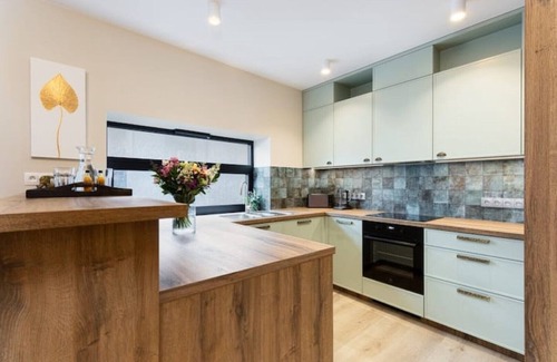 Zwierzyniec Apartamento | Queen Deluxe Suite - Stylish comfort & space for a relaxed start