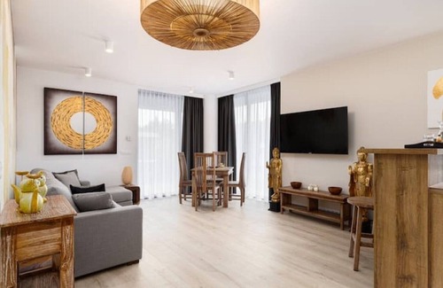 Zwierzyniec Apartamento | Queen Deluxe Suite - Stylish comfort & space for a relaxed start