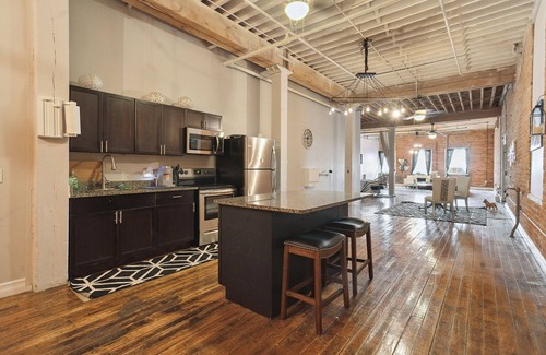 Detroit Apartamento | Queen G Investments 1 Bedroom Apts by RedAwning