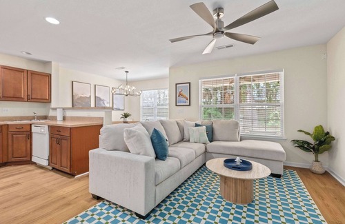 Charleston Casa | Queen Kelsey - mins from Credit One - pet friendly