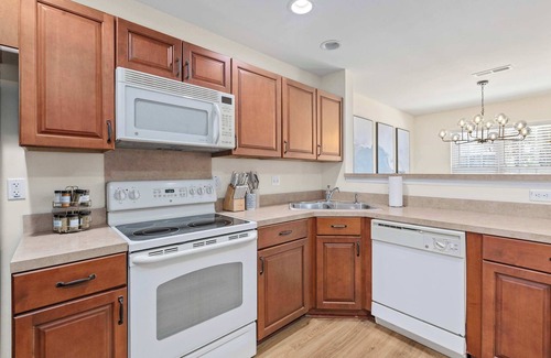Charleston Casa | Queen Kelsey - mins from Credit One - pet friendly