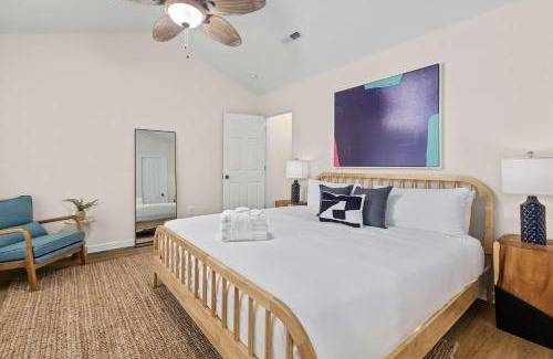 Charleston Casa | Queen Kelsey - mins from Credit One - pet friendly