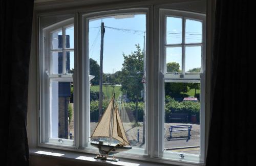 Queenborough Cama Y Desayuno | Queen Phillippa