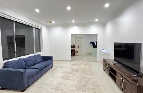 Hurlstone Park Casa | Queen Room in Hurlstone Park - CS1