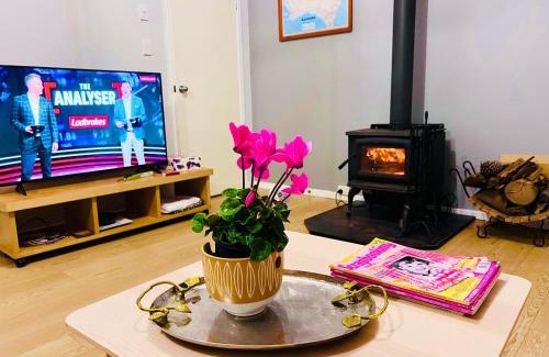 Karabar Casa | Queen Room in share house of De Murray B&B in Centre Queanbeyan & Canberra airport